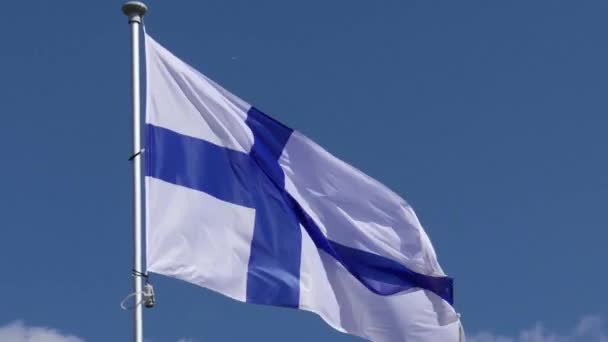 Finland flagga vifta på blå himmel bakgrund — Stockvideo