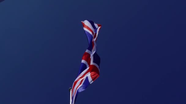 Englands Nationalflagge weht am Fahnenmast — Stockvideo