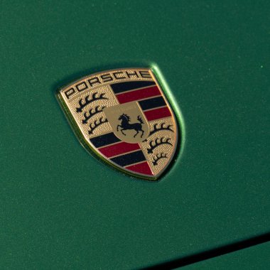Hood logosuna Porsche