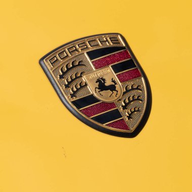 Hood logosuna Porsche