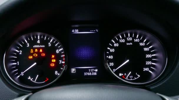 Hastighetsmätare och varvräknare med ytterligare instrument på bilens instrumentbräda. — Stockvideo