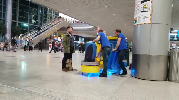 Luggage wrapping service at the DOMODEDOVO airport — Stock Video