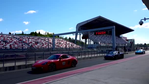 Luci di traffico e tabella degli orari sulla pit lane — Video Stock