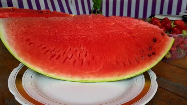 Segmenten van rode watermeloen — Stockvideo