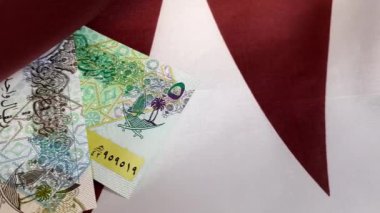 Katar Bayrağı'nda Para