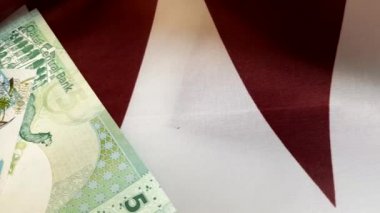 Katar Bayrağı'nda Para
