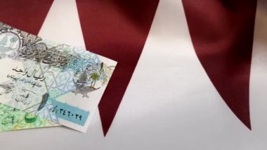 Katar Bayrağı'nda Para