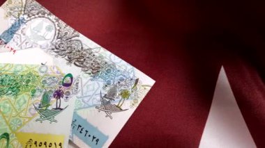 Katar Bayrağı'nda Para