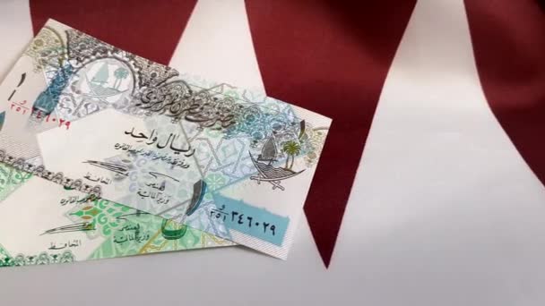 Soldi sulla bandiera del Qatar — Video Stock