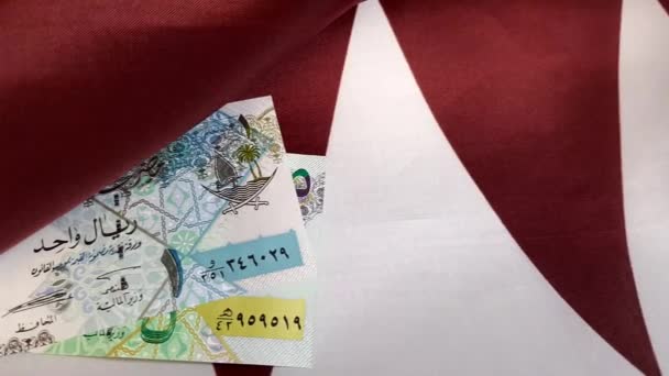 Dinheiro na bandeira do Qatar — Vídeo de Stock
