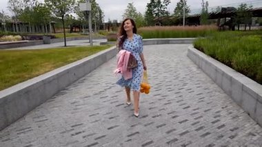 Pretty kadın dize çanta içinde portakal tutun
