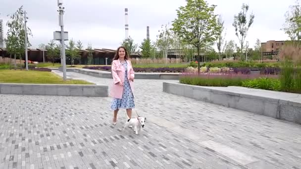 Kvinna tillsammans med hund i parken — Stockvideo