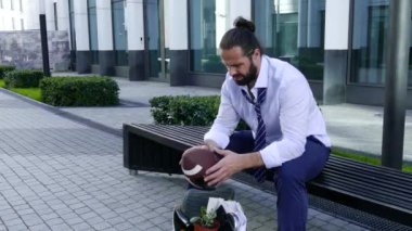 Kovulan yönetici kutudaki öğelerin içinden geçiyor.