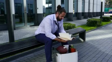 Kovulan yönetici kutudaki öğelerin içinden geçiyor.