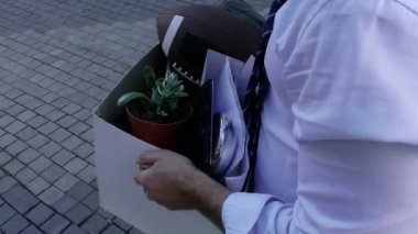 İşadamı Eşyalarının Kutusunu Tutarken Kovuldu