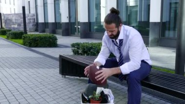 Kovulan yönetici kutudaki öğelerin içinden geçiyor.