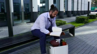 Kovulan yönetici kutudaki öğelerin içinden geçiyor.