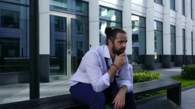 Kovulan yönetici ofisin yanında oturuyor..