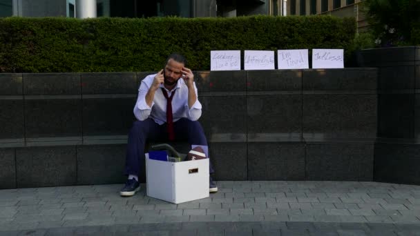 Op zoek naar een baan — Stockvideo