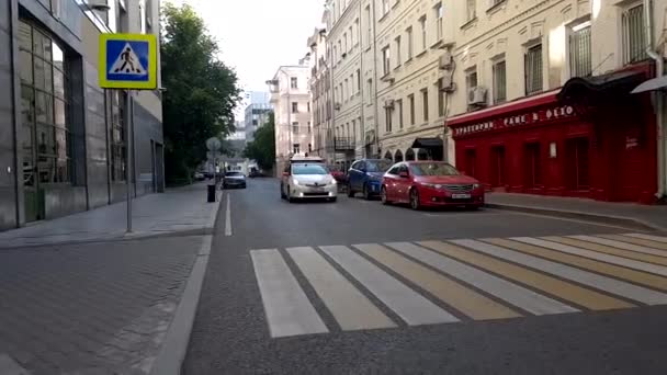 Автоматизированный автомобиль с дистанционным управлением в Москве . — стоковое видео