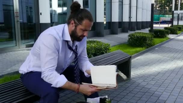 De Manager spiegelen door een notebook met notities van een oude baan. — Stockvideo