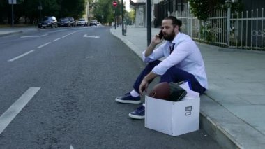 Kovulan yönetici ofisin yanında oturuyor..