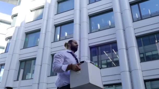 Erkeklerin elinde ofiste şeyler ile büyük kutu — Stok video