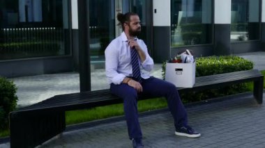 Sahibinin yanındaki bankta çalışan işten şeyler ile Kutu