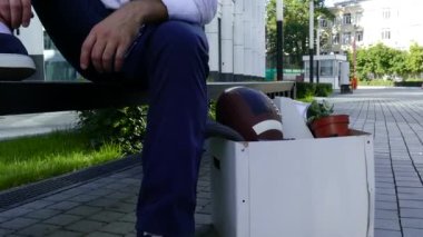 Sahibinin yanındaki bankta çalışan işten şeyler ile Kutu
