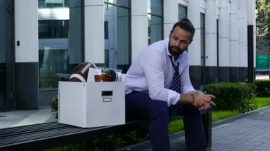 Kovulan yönetici ofisin yanında oturuyor..