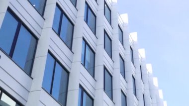 Kutulu üzgün adam..