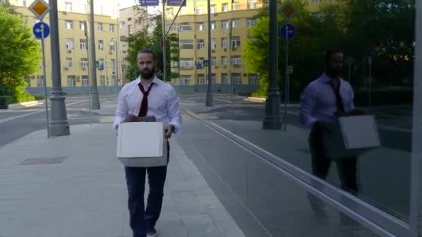 Smutný muž s krabicí. — Stock video