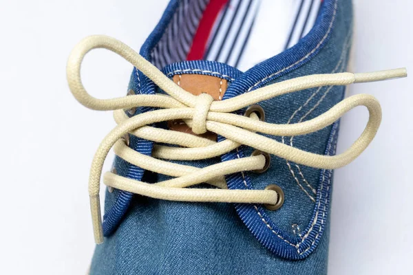 Часть пары синих мужских ботинок — стоковое фото