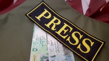 ulusal bayrak üzerinde kurşun geçirmez yelek ve para