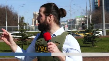 Yelek giyen mikrofonlu muhabir