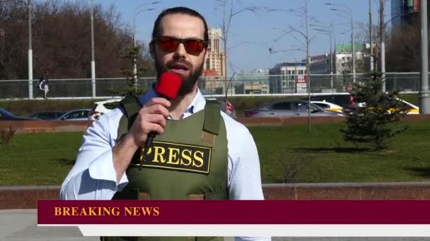 Reporter avec un microphone portant un gilet — Video