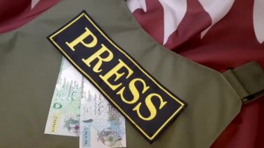 ulusal bayrak üzerinde kurşun geçirmez yelek ve para