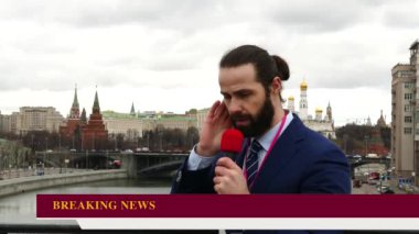 Kablosuz bağlantı üzerinden düzenleyicisinden yönergeleri gazeteci alır.