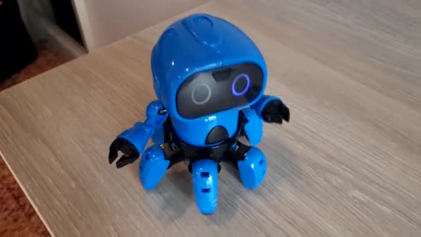 Kék robot az asztalon — Stock videók