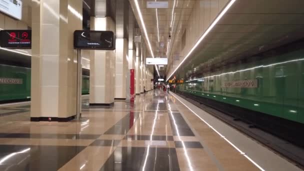 Modern tunnelbanestation i Moskva — Stockvideo