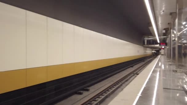 Moderní stanice metra v Moskvě — Stock video