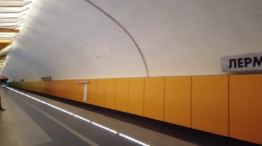 Moskova'da modern metro istasyonu