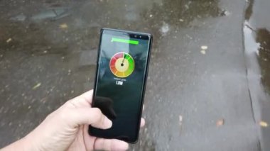 Erkek el çalışan bir Wizard Unite oyun uygulaması ile akıllı telefon tutar