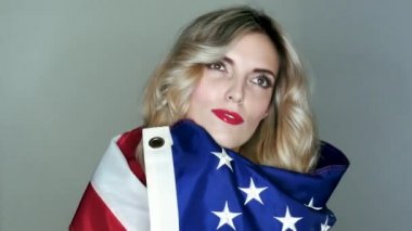 ABD bayrağı parlak sarışın elinde.