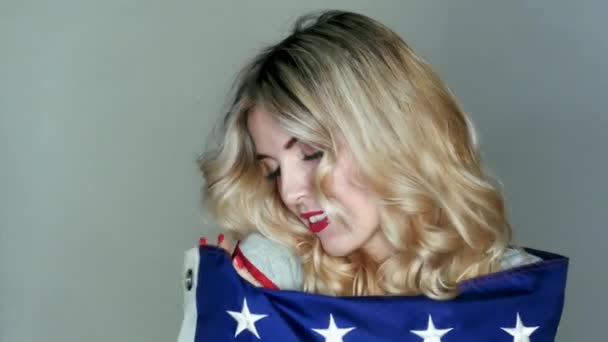 Le drapeau américain est entre les mains d'une blonde brillante — Video