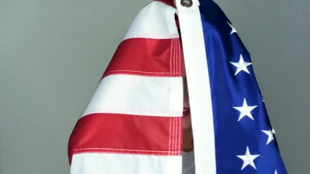 A bandeira dos EUA está nas mãos de uma loira brilhante — Vídeo de Stock