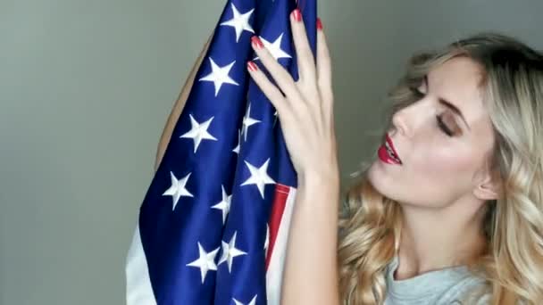 The US flag is in the hands of a brilliant blonde — Stock Video