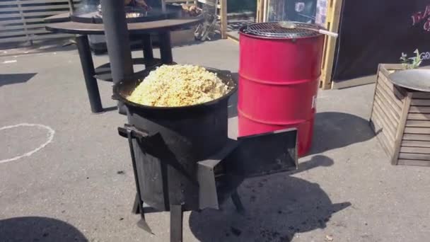 Gotowanie pilaw na zewnątrz w CAULDRON — Wideo stockowe