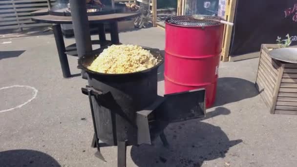 Cucinare Pilaf all'aperto a Calderone — Video Stock