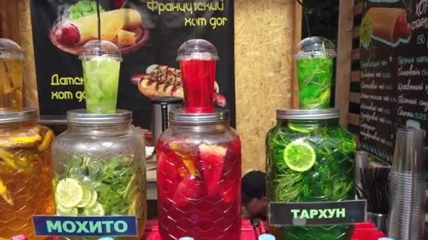 Ягодные и фруктовые прохладительные напитки и мороженое в парке — стоковое видео